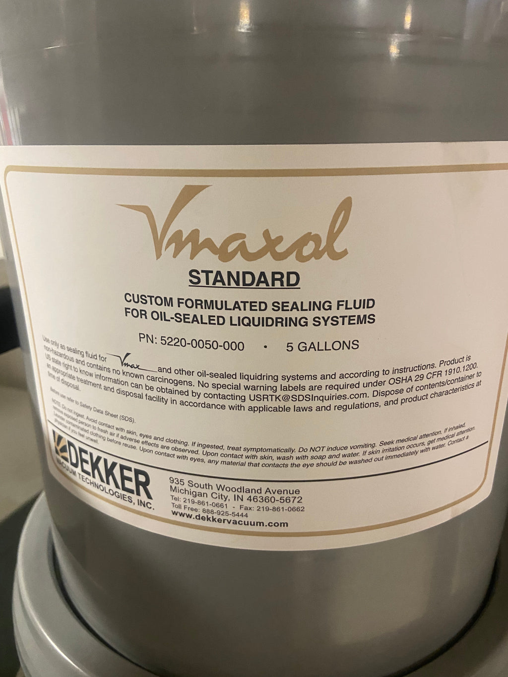 DEKKER VACUUM TECHNOLOGIES VMAXOL STANDARD VACUUM PUMP OIL – 5 GALLON